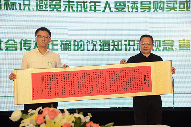 5  共同簽署《理性飲酒，關(guān)愛成長，非成勿飲》倡議書.jpg