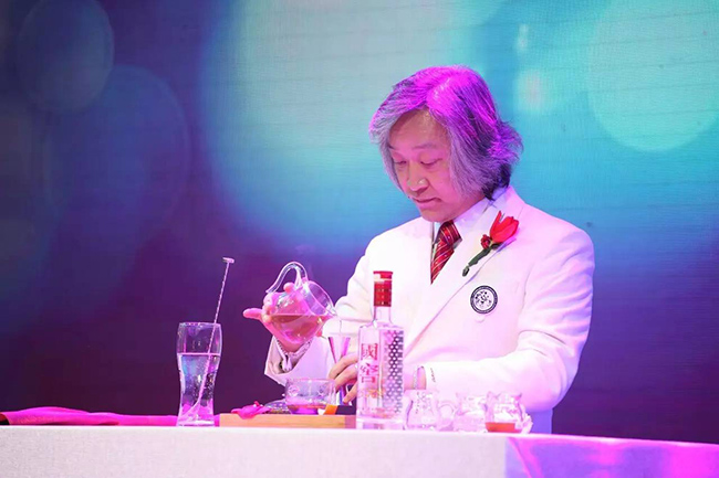 1483078573686787.jpg 5 國際調(diào)酒師許忠鎮(zhèn).jpg