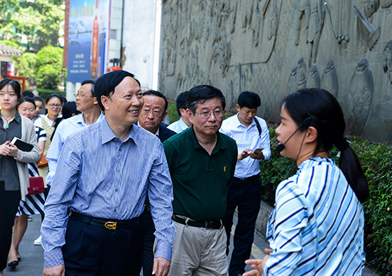 全國人大常委會委員、教科文衛(wèi)委員會副主任委員楊志今一行考察瀘州老窖文化遺產(chǎn)保護工作