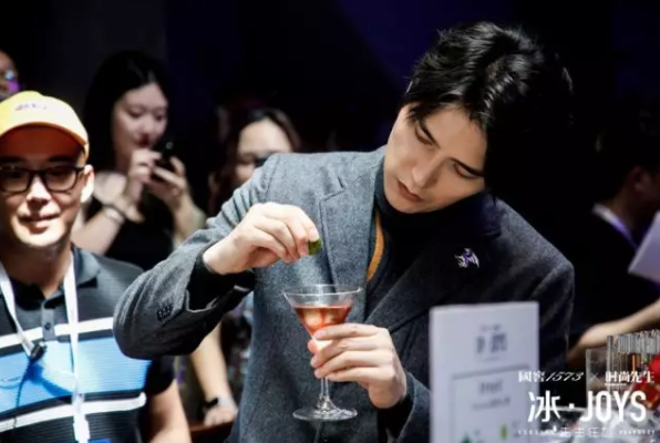 阿云嘎助陣冰·JOYS之旅收官站 “置頂”12°C白酒冰飲降溫成都之夏